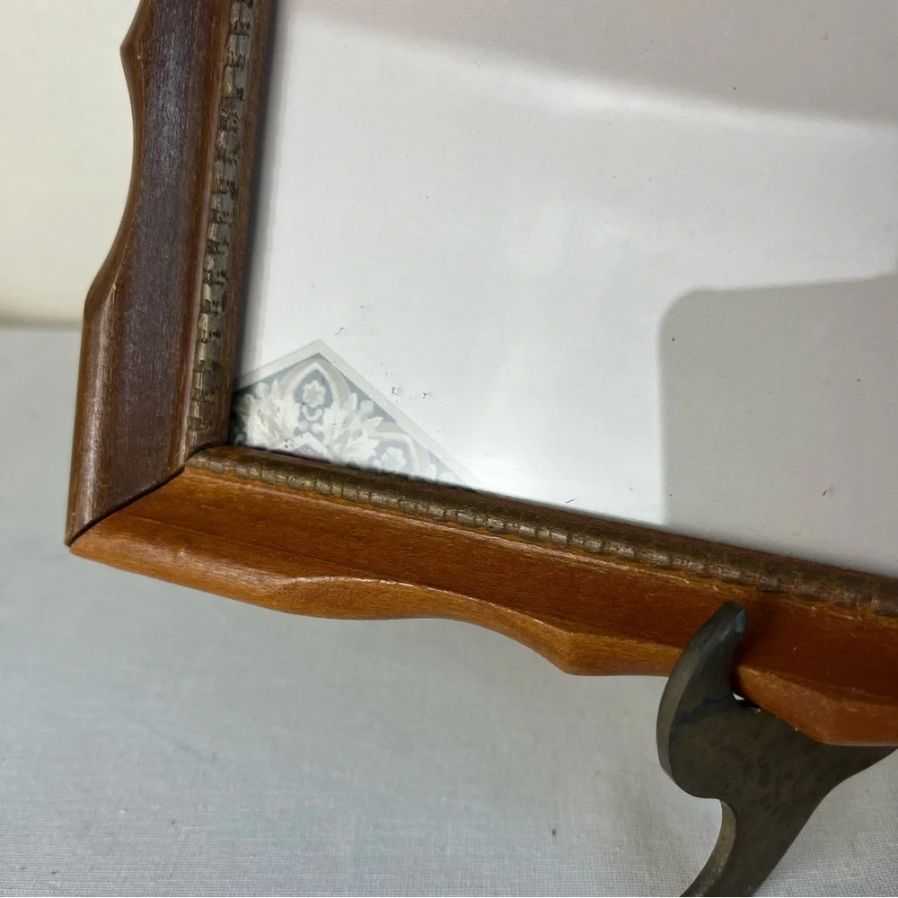 Vintage Sculpted Edge Maple Frame